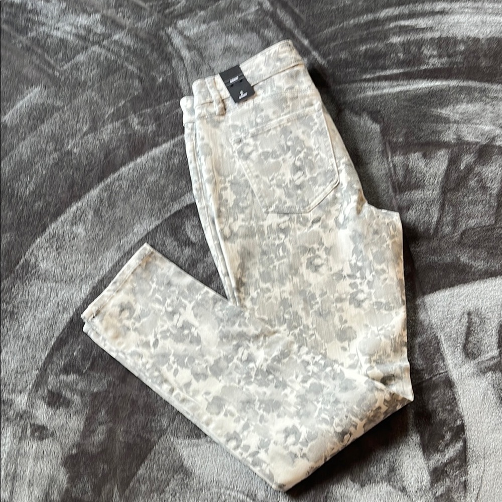 White House Black Market Gray and White Floral Stretch  Jeans NWT 2